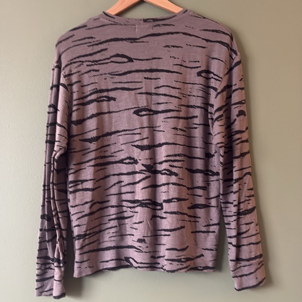 Monrow Tiger Stripe Black Long Sleeve Pull Over Light Sweater Sz S - Picture 7 of 7